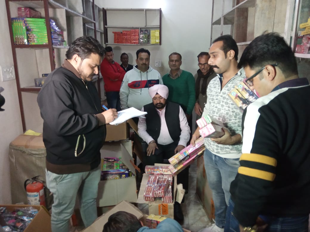 अदालत के आदेशों के बाद दीनानगर में खुली सील की गई पटाखों की दुकान