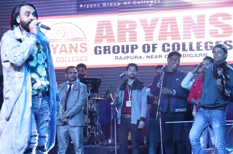 प्रसिद्ध बॉलीवुड और पंजाबी गायकों ने वर्ष 2019 में आर्यन्स के विद्या​र्थियो का मनोरंजन किया