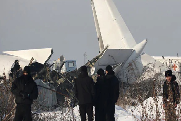 कजाख्स्तान में बड़ा विमान हादसा, 2 मंजिला इमारत से टकराया विमान, 14 की मौत