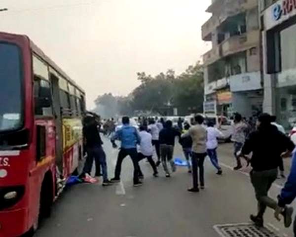 जेएनयू हिंसा, अब अहमदाबाद में भिड़े एनएसयूआई तथा एबीवीपी के छात्र, कई घायल