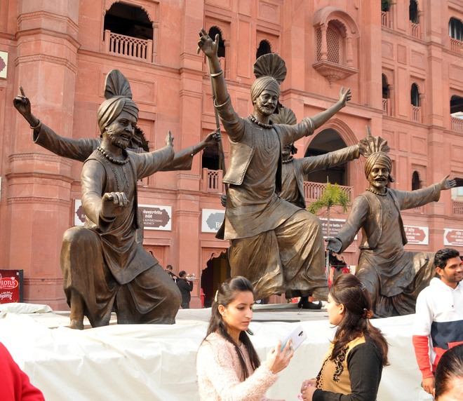 कैप्टन अमरिन्दर सिंह द्वारा विरासती मार्ग पर स्थापित लोक नाच के बुत हटाकर उचित जगह पर लगाने के हुक्म