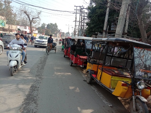 ई-रिक्शा चालकों ने थाना सिटी के बाहर किया रोष प्रर्दशन