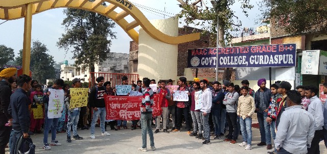 सरकारी कालेज गुरदासपुर के विद्याथियों ने सीएए, एनपीआर व एनआरसी के खिलाफ किया रोष मार्च किया