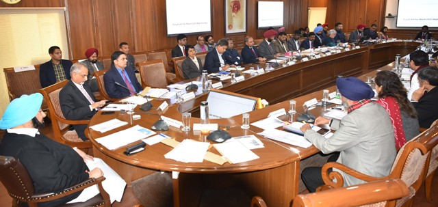 मुख्यमंत्री ने दिए डिप्टी कमिश्नरों को विकास के लिए शिक्षा, स्वास्थ्य, पानी और बिजली जैसे प्रमुख क्षेत्रों को प्राथमिकता देने के आदेश