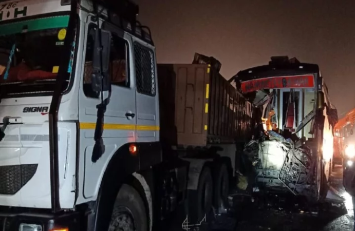 फिरोजाबादः दिल्ली से बिहार जा रही स्लीपर बस ट्रक में घुसी, 16 की मौत, 35 घायल