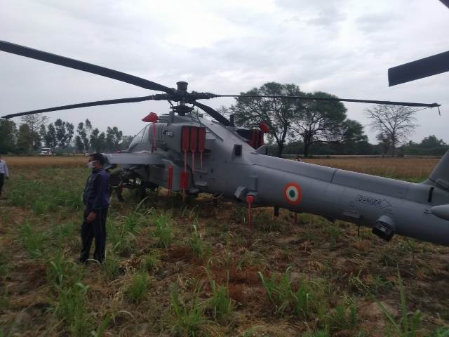 तकनीकी खराबी के कारण अपाचे हेलीकॉप्टर खेतों में उतरा, ठीक होने के उपरांत पठानकोट हुए रवाना