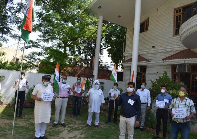 कैबिनेट मंत्री अरोड़ा ने राष्ट्रीय ध्वज लहरा केंद्र से पूछा पंजाब से सौतेला व्यवहार क्यों