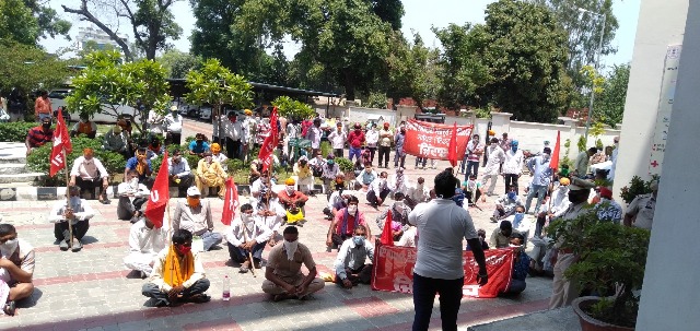 श्रम कानून में की गई मजदूर विरोधी संशोधन के विरुद्ध केंद्र व राज्य सरकारों के खिलाफ रोष प्रर्दशन