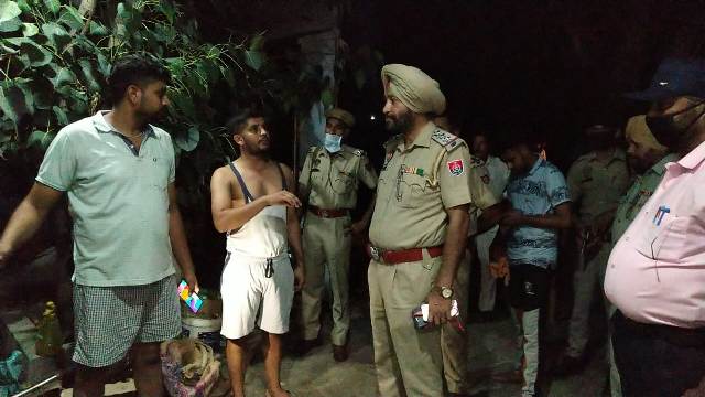 दीनानगर में खाकी वर्दी में आए पांच अज्ञात ने पिस्तौल के बल पर परिवार से नकदी व सोना लूटा