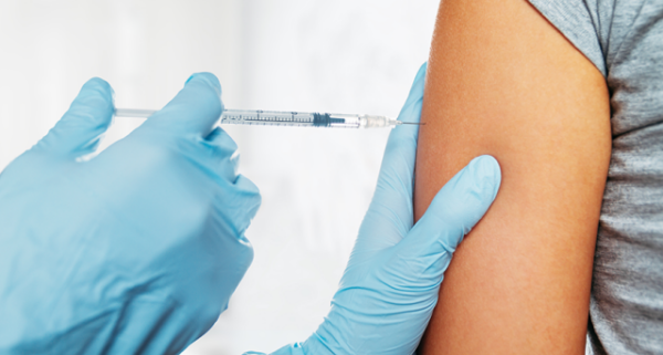 कोरोना संकट: टीकाकरण पर रस्साकशी, टीके पर टिकी उम्मीद