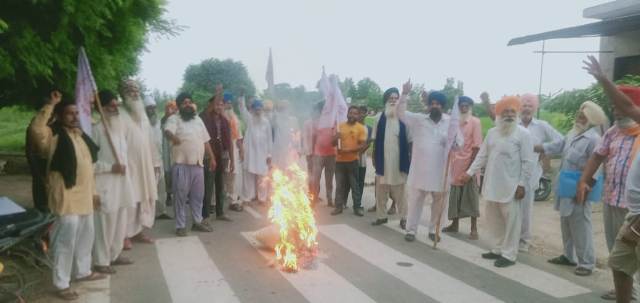 विरोध-किसान मजदूर संघर्ष कमेटी ने केंद्र सरकार और कैप्टन सरकार का पुतला जला किया प्रर्दशन
