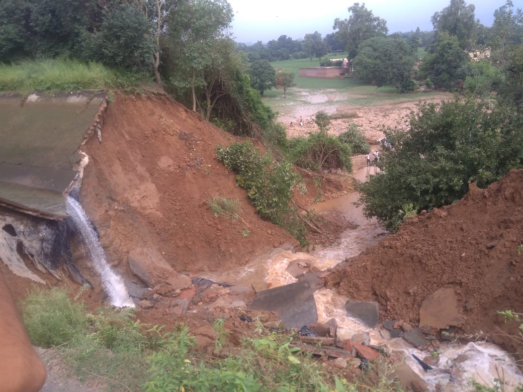 होशियारपुर- दातारपुर के पास कंडी नहर का भाग टूटा, कई एकड फसलों को हुआ नुकसान