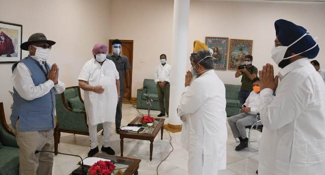 कैप्टन अमरिन्दर सिंह के नेतृत्व में प्रदेश कांग्रेस के प्रतिनिधिमंडल द्वारा केंद्र पर कृषि बिल लागू न करने हेतु ज़ोर डालने के लिए राज्यपाल के साथ मुलाकात