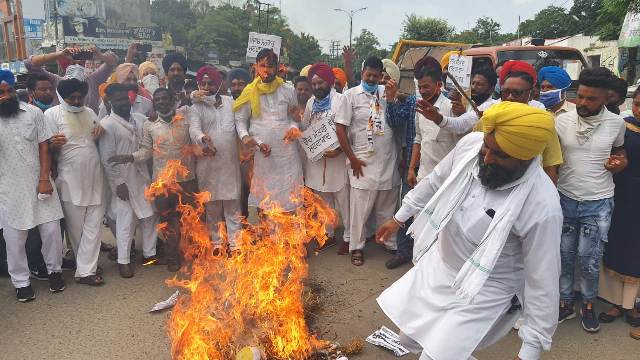 आम आदमी पार्टी ने गुरदासपुर में किया जिला स्तरीय रोष प्रर्दशन, मंत्री धर्मसोत का जलाया पुतला
