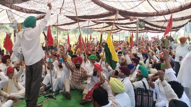 विरोध-किसानों ने किया रेलवे ट्रेक पर अनिश्चितकाल के लिए धरना शुरु, केंद्र सरकार के खिलाफ जमकर गरजे किसान