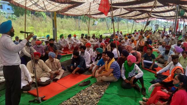 पांचवे दिन भी किसानों ने कृषि कानून के विरोध में रेलवे ट्रेक पर दिया धरना
