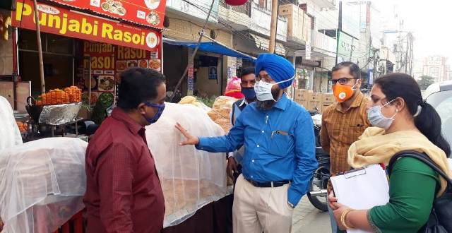 गुरदासपुर में त्यौहारों के चलते शहर में मिठाईयों की दुकानों पर चेकिंग