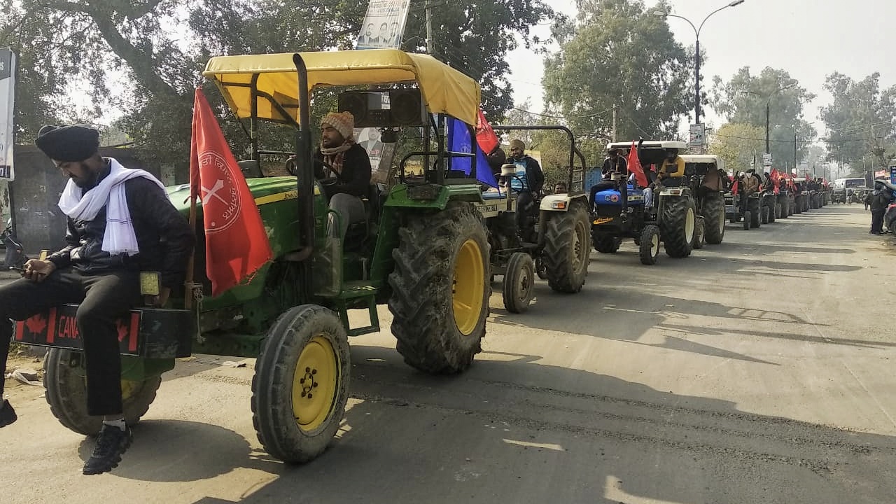 किसानों ने गुरदासपुर में निकाला ट्रैक्टर रोष मार्च