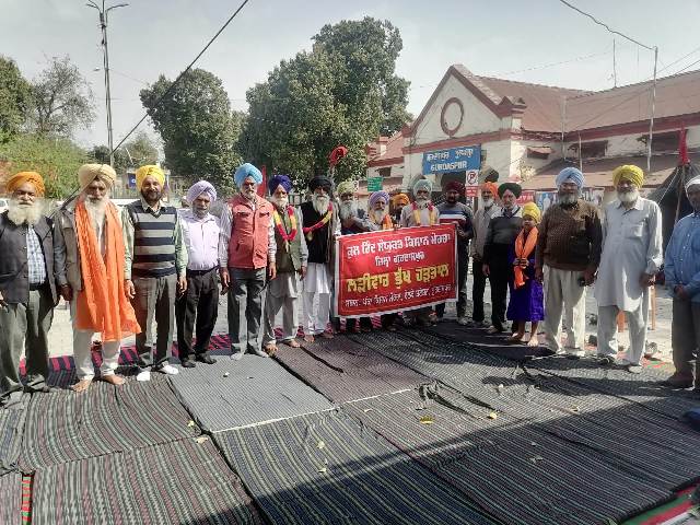 कृषि कानून के विरोध में गुरदासपुर रेलवे स्टेशन पर किसानों का धरना जारी