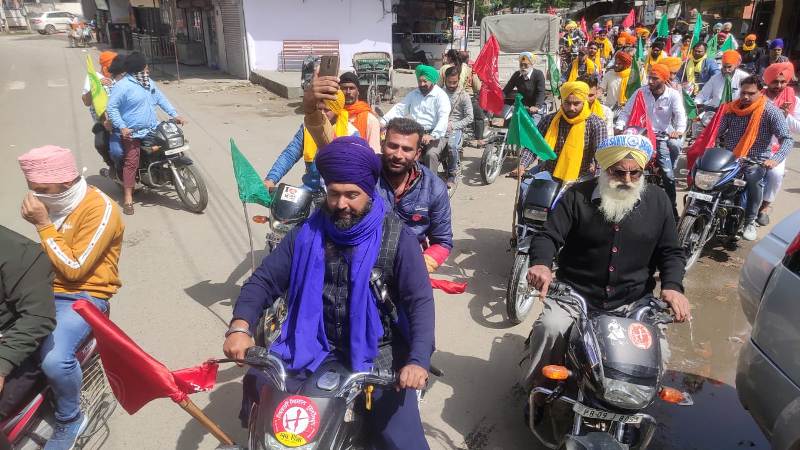 शहीदी दिवस पर कृषि कानून के विरोध में मोटरसाईकल मार्च निकाला