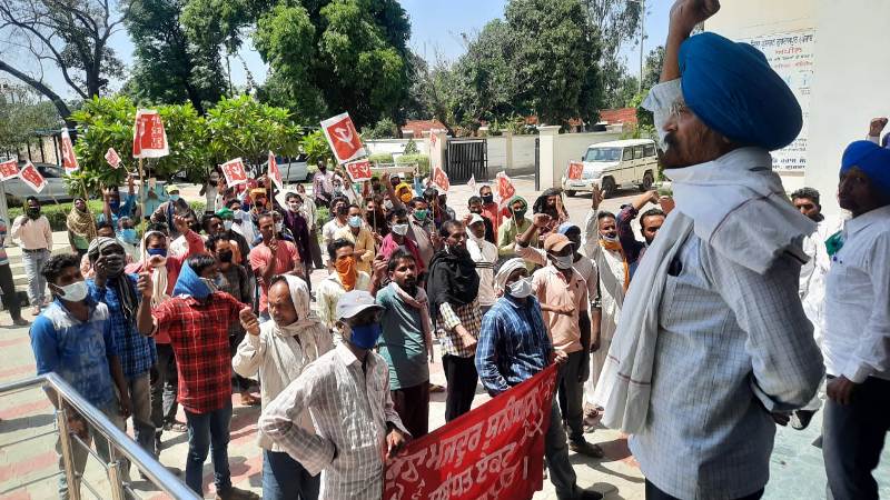 भट्ठा मजदूरों ने रैली करने के बाद डीसी कार्यालय के समक्ष दिया धरना