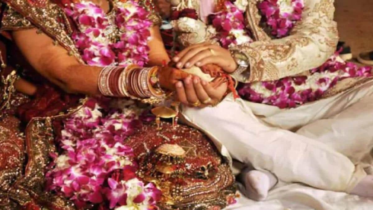 Alert ?:- शादी समारोह को लेकर जिले में नए आदेश लागू , 6 बजे के बाद की शादियों में बारातियों को लेना होगा कर्फ्यू पास- जिला मैजिस्ट्रेट ने जारी किए हुक्म, पूरे आर्डर पढ़े
