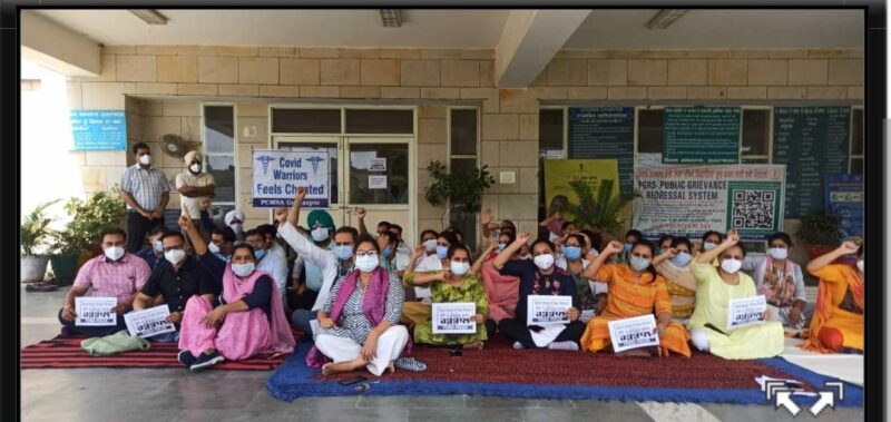 छठे वेतन कमिशन को विरोध में सिविल अस्पताल में डाक्टरों ने दिया दो घंटे धरना,पंजाब सरकार के खिलाफ की नारेबाजी