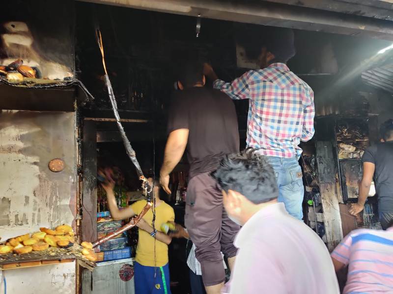 स्वीट शाप व कन्फेक्शनरी की दुकान पर लगी आग,लाखों का सामान जलकर राख
