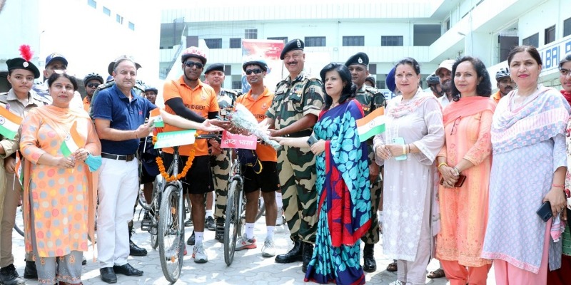 जेएंडके से डांडी के लिए चली बीएसएफ की न्यू इंडिया फिट इंडिया साइकिल रैली का दीनानगर पहुंचने पर भव्य स्वागत।