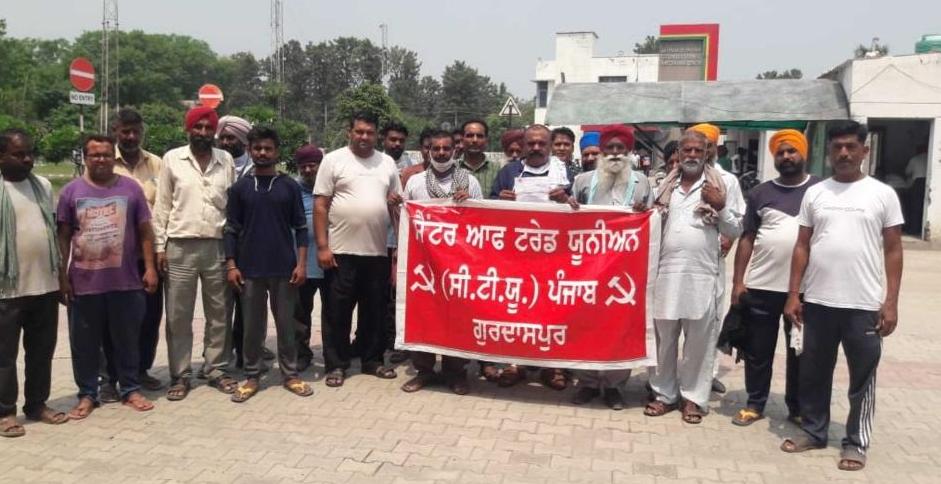 आटो रिक्शा चालकों को शहर में आटो चलाने से रोकने वालों के खिलाफ कार्रवाई की मांग