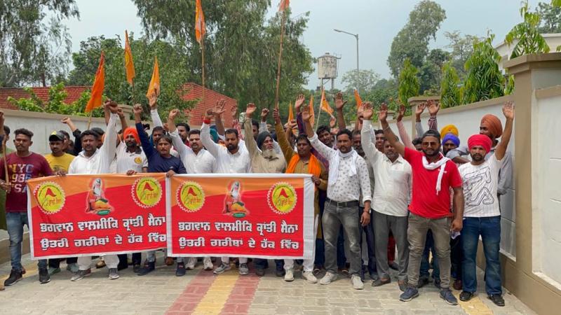 हजारों गरीब मजदूरों की मुश्किलों को लेकर भगवान वाल्मीकि क्रांति सेना ने सौंपा डीसी को मांग पत्र