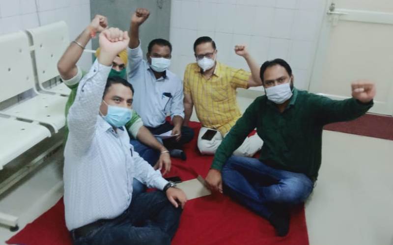 सिवल अस्पताल गुरदासपुर के ​इमरजैंसी वार्ड में तैनात डॉक्टरों ने एसएमओं के खिलाफ दिया धरना