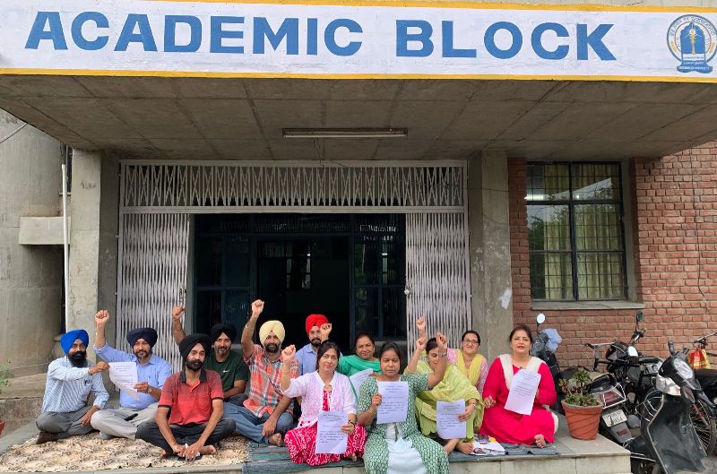 रीजनल केंपस गुरदासपुर के अध्यापकों ने पंजाब सरकार के खिलाफ दिया धरना