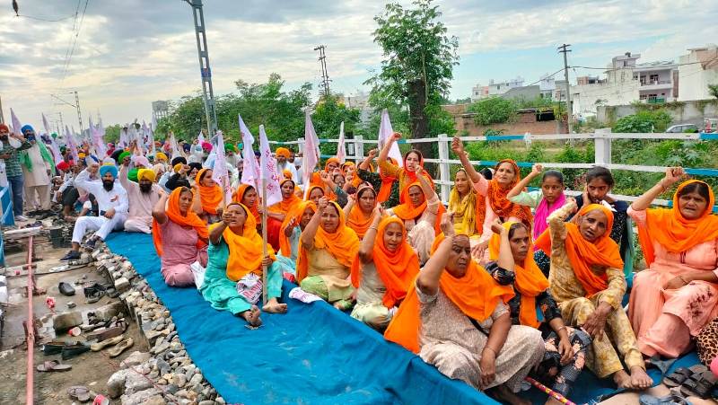 रोष- किसानों ने पठानकोट-अमृतसर रेलवे ट्रैक पर दिया धरना