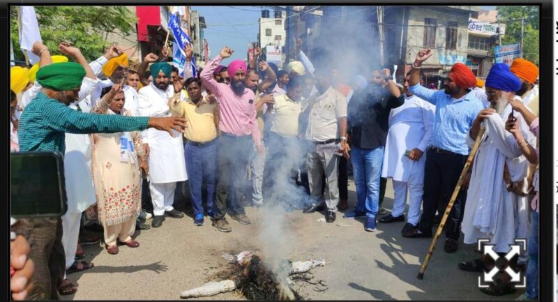 आम आदमी पार्टी ने बघेल सिंह की अध्य़क्षता में डाकखाना चौंक में केंद्र सरकार का पुतला जलाया