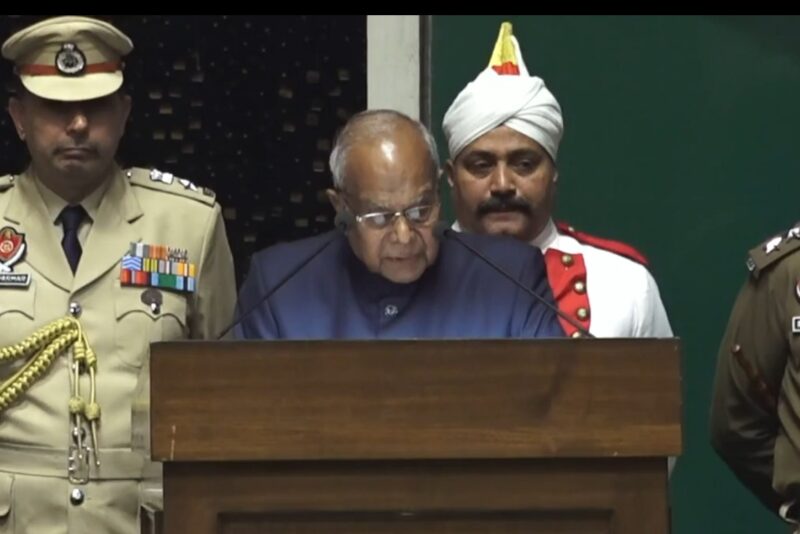 Punjab Budget Session:- ਰਾਜਪਾਲ ਦੇ ਭਾਸ਼ਣ ‘ਚ ‘ਮੇਰੀ ਸਰਕਾਰ’ ਕਹਿਣ ਤੇ ਕਾਂਗਰਸ ਨੇ ਮਚਾਇਆ ਹੰਗਾਮਾ, ਸਦਨ ‘ਚੋਂ ਕੀਤਾ ਵਾਕਆਊਟ