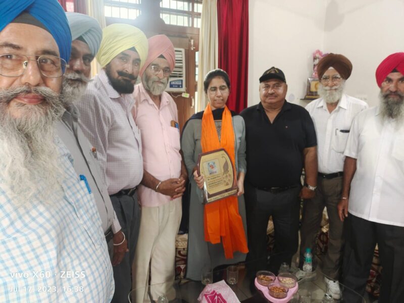 ਸੈਣੀ ਸਭਾ ਗੁਰਦਾਸਪੁਰ ਵੱਲੋਂ UPSC ਦੀ ਪ੍ਰਿਖਿਆ ਪਾਸ ਕਰਨ ਵਾਲੀ ਹਰਪ੍ਰੀਤ ਕੌਰ ਸੈਣੀ ਨੂੰ ਕੀਤਾ ਗਿਆ ਸਨਮਾਨਿਤ