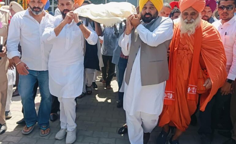 ਪੰਜਾਬ ਦੇ ਮੁੱਖ ਮੰਤਰੀ ਭਗਵੰਤ ਸਿੰਘ ਮਾਨ ਨੇ ਪ੍ਰਸਿੱਧ ਪੰਜਾਬੀ ਕਵੀ ਸੁਰਜੀਤ ਪਾਤਰ ਦੀ ਅਰਥੀ ਨੂੰ ਦਿੱਤਾ ਮੋਢਾ