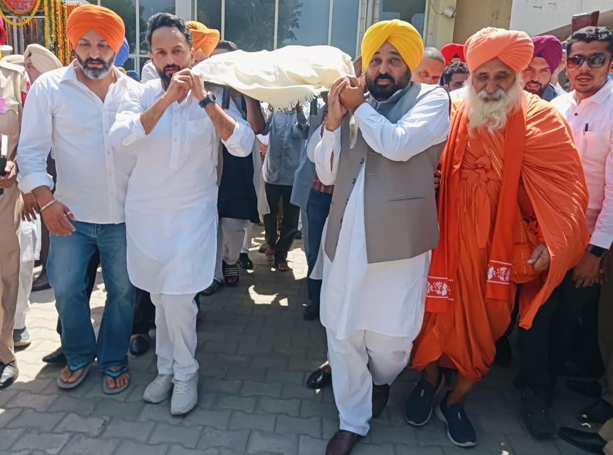 ਪੰਜਾਬ ਦੇ ਮੁੱਖ ਮੰਤਰੀ ਭਗਵੰਤ ਸਿੰਘ ਮਾਨ ਨੇ ਪ੍ਰਸਿੱਧ ਪੰਜਾਬੀ ਕਵੀ ਸੁਰਜੀਤ ਪਾਤਰ ਦੀ ਅਰਥੀ ਨੂੰ ਦਿੱਤਾ ਮੋਢਾ