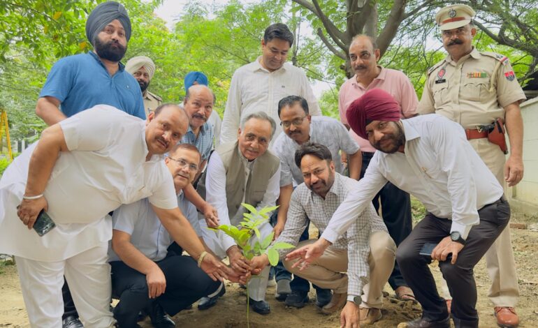 ਜ਼ਿਲ੍ਹਾ ਪ੍ਰਬੰਧਕੀ ਕੰਪਲੈਕਸ ਗੁਰਦਾਸਪੁਰ ਵਿਖੇ ਵਣ-ਮਹਾਂਉਤਸਵ ਮਨਾਇਆ ਗਿਆ