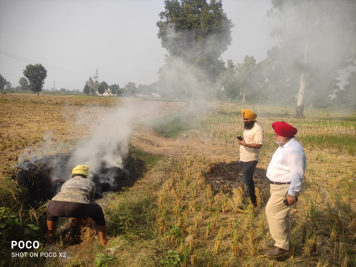 ਐਸ. ਡੀ. ਐਮ ਗੁਰਦਾਸਪੁਰ ਨੇ ਪਿੰਡ ਬੱਬੇਹਾਲੀ ਵਿਖੇ ਪਰਾਲੀ ਦੇ ਫੂਸ ਨੂੰ ਲੱਗੀ ਅੱਗ, ਖੁਦ ਜਾ ਕੇ ਬੁਝਾਈ