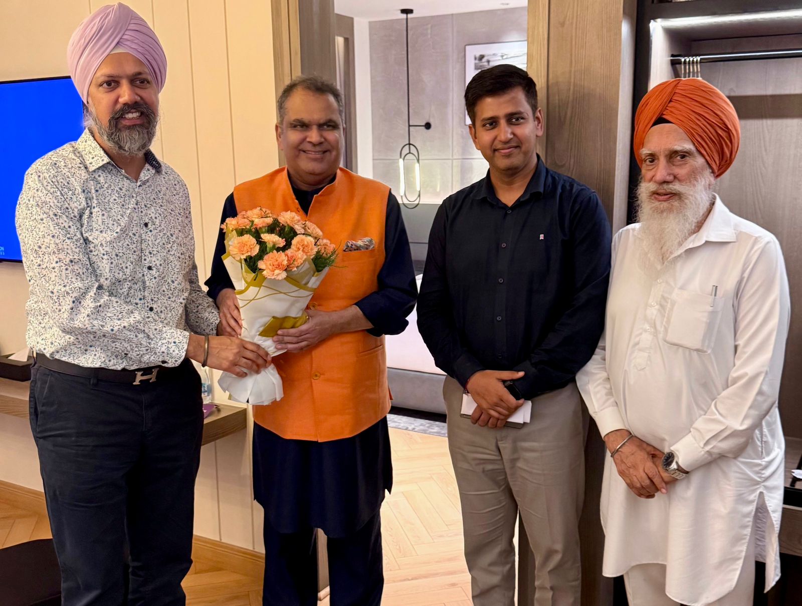 ਯੂਕੇ ਦੇ ਸੰਸਦ ਮੈਂਬਰ ਢੇਸੀ ਨੇ ਪ੍ਰਵਾਸੀ ਪੰਜਾਬੀਆਂ ਨੂੰ ਪ੍ਰਭਾਵਿਤ ਕਰਨ ਵਾਲੇ ਮੁੱਦਿਆਂ ‘ਤੇ ਐਨਆਰਆਈ ਮੰਤਰੀ ਅਰੋੜਾ ਨਾਲ ਮੁਲਾਕਾਤ ਦੌਰਾਨ ਕੀਤੀ ਚਰਚਾ