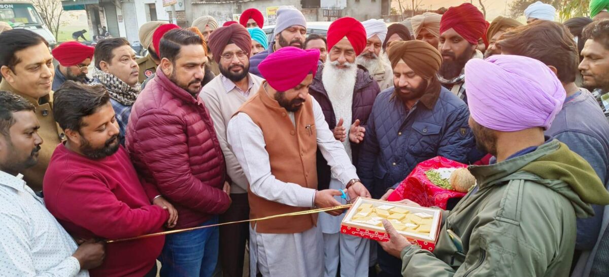 ਚੇਅਰਮੈਨ ਬਲਬੀਰ ਸਿੰਘ ਪਨੂੰ ਨੇ 80 ਲੱਖ ਰੁਪਏ ਦੀ ਲਾਗਤ ਨਾਲ ਪਿੰਡ ਮਰੜ੍ਹ ਵਿਖੇ ਫਿਰਨੀ ਦੀ ਸੜਕ ਬਣਾਉਣ ਦਾ ਰੱਖਿਆ ਨੀਂਹ ਪੱਥਰ