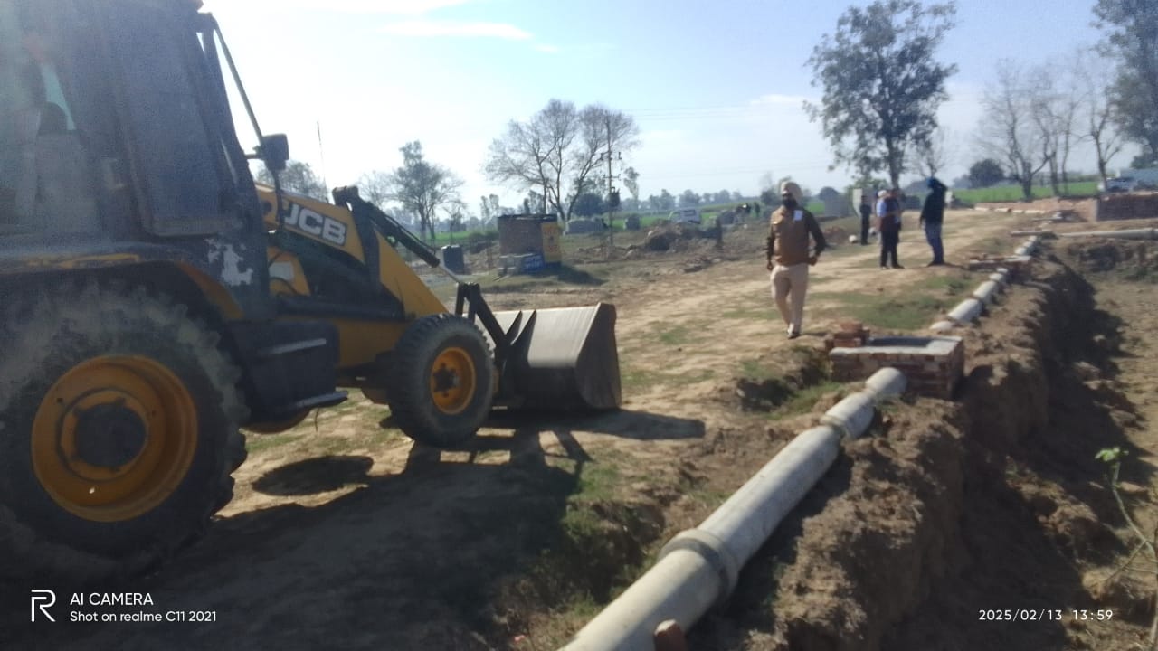 ਜ਼ਿਲ੍ਹਾ ਪ੍ਰਸ਼ਾਸਨ ਨੇ ਵੱਡੀ ਕਾਰਵਾਈ ਕਰਦਿਆਂ ਸ੍ਰੀ ਹਰਗੋਬਿੰਦਪੁਰ ਸਾਹਿਬ ਵਿਖੇ ਬਣੀ ਅਣ-ਅਧਿਕਾਰਤ ਕਲੋਨੀ ਉੱਪਰ ਚਲਾਇਆ ਪੀਲਾ ਪੰਜਾ