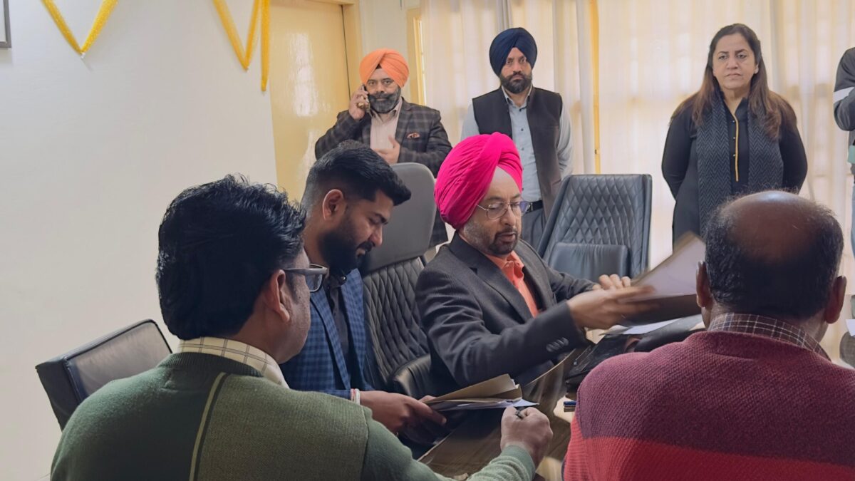 ਚੋਣ ਅਬਜ਼ਰਵਰ ਡਾ. ਸੇਨੂ ਦੁੱਗਲ ਦੀ ਹਾਜ਼ਰੀ ਵਿੱਚ ਹੋਈ ਨਾਮਜ਼ਦਗੀ ਪੱਤਰਾਂ ਦੀ ਪੜਤਾਲ