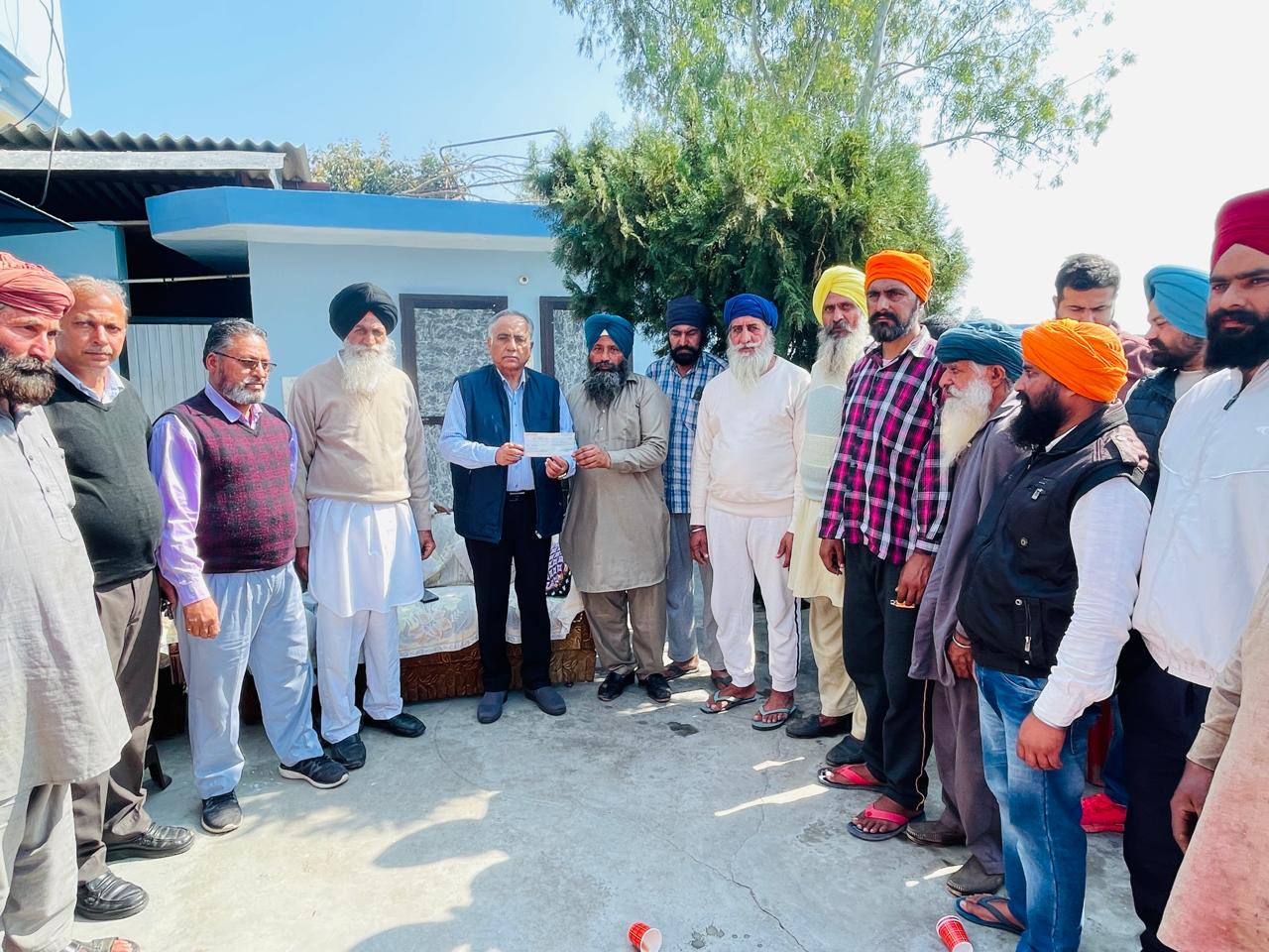 ਚੇਅਰਮੈਨ ਰਮਨ ਬਹਿਲ ਨੇ ਪਿੰਡ ਗਜ਼ਨੀਪੁਰ ਨੂੰ 4 ਲੱਖ ਰੁਪਏ ਦੀ ਗਰਾਂਟ ਦਾ ਚੈੱਕ ਭੇਂਟ ਕੀਤਾ