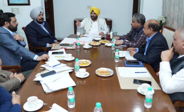 ਲੋਕ ਨਿਰਮਾਣ ਮੰਤਰੀ ਹਰਭਜਨ ਸਿੰਘ ਈਟੀਓ ਵੱਲੋਂ ਵਿਭਾਗ ਦੇ ਚੱਲ ਰਹੇ ਪ੍ਰੋਜੈਕਟਾਂ ਦੀ ਸਮੀਖਿਆ