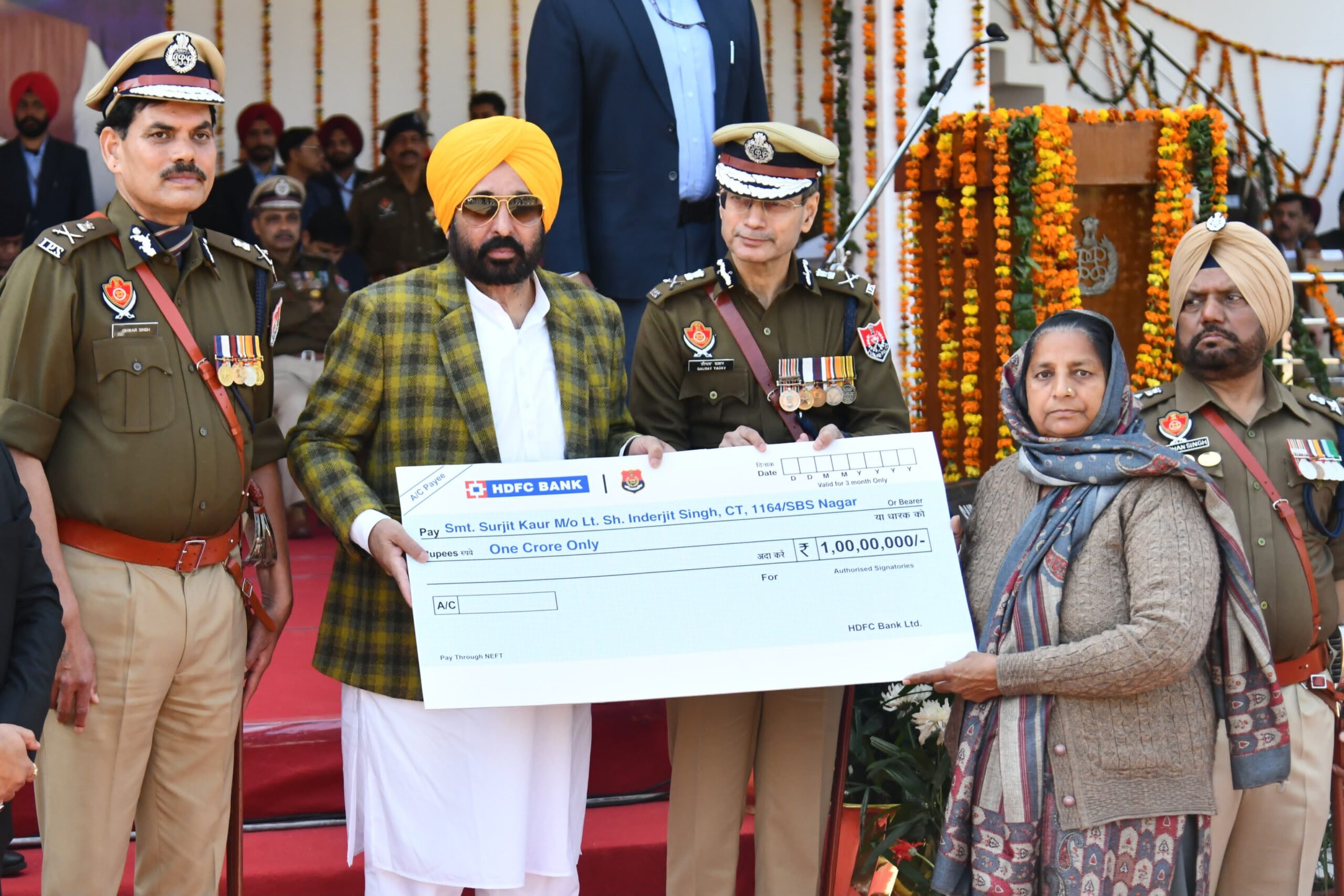 ਮੁੱਖ ਮੰਤਰੀ ਨੇ ਪੰਜ ਪੁਲਿਸ ਮੁਲਾਜ਼ਮਾਂ ਦੇ ਪਰਿਵਾਰਾਂ ਨੂੰ ਇੱਕ-ਇੱਕ ਕਰੋੜ ਰੁਪਏ ਦੀ ਵਿੱਤੀ ਸਹਾਇਤਾ ਦੇ ਚੈੱਕ ਸੌਂਪੇ