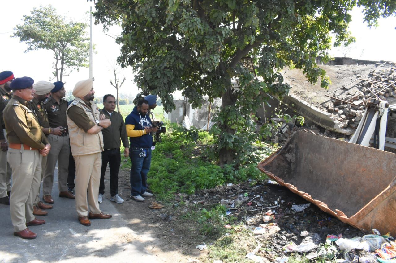 ਯੁੱਧ ਨਸ਼ਿਆਂ ਵਿਰੁੱਧ ; ਫਿਲੌਰ ਦੇ ਪਿੰਡ ਖ਼ਾਨਪੁਰ ਅਤੇ ਮੰਡੀ ’ਚ ਨਸ਼ਾ ਸਮੱਗਲਰਾਂ ਵਲੋਂ ਕੀਤੀਆਂ ਗਈਆਂ ਅਣ-ਅਧਿਕਾਰਤ ਉਸਾਰੀਆਂ ਨੂੰ ਢਾਹਿਆ