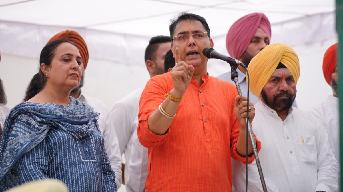 ਪ੍ਰਤਾਪ ਬਾਜਵਾ ਖਿਲਾਫ ‘ਆਪ’ ਦਾ ਹੱਲਾ-ਬੋਲ! ਹਜ਼ਾਰਾਂ ਵਲੰਟੀਅਰਾਂ ਨੇ ਕੀਤਾ ਜ਼ੋਰਦਾਰ ਪ੍ਰਦਰਸ਼ਨ